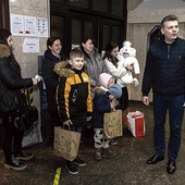 ▼	Pierwsi uchodźcy w Bytomiu witani  przez prezydenta miasta Mariusza Wołosza.
