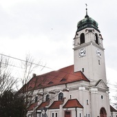 Neobarokowy budynek dużego kościoła ma już ponad 100 lat.