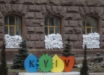 Checkpointy, kolejki i spokój - korespondencja z Kijowa