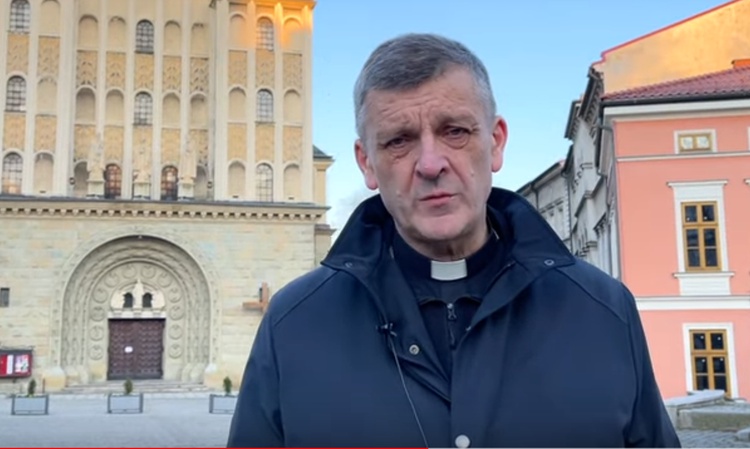 Bp Roman Pindel zaprosił do Bielska-Białej na międzyreligijny marsz slodarności z Ukrainą i modlitwę w katedrze.