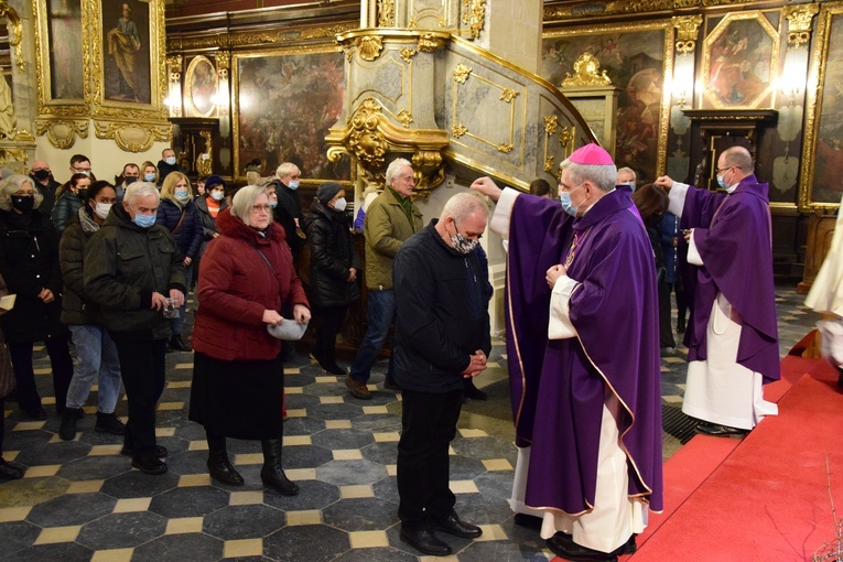 Obrzęd posypania głów popiołem.