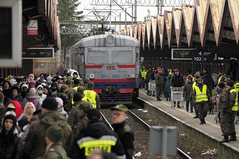 Każdy pociąg przyjeżdżający z Ukrainy przywozi do Przemyśla około tysiąca osób.