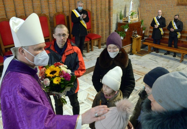 Bp Piotr udzielił indywidualnego błogosławieństwa rodzinie z Ukrainy, która do Polski przybyła w ostatnich dniach.