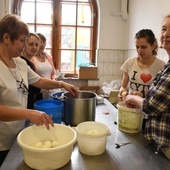 Panie z Ukrainy pomagają w przygotowaniu posiłku.