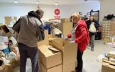 Przygotowania do transportu darów na Ukrainę w magazynie Caritas Diecezji Bielsko-Żywieckiej w Janowicach