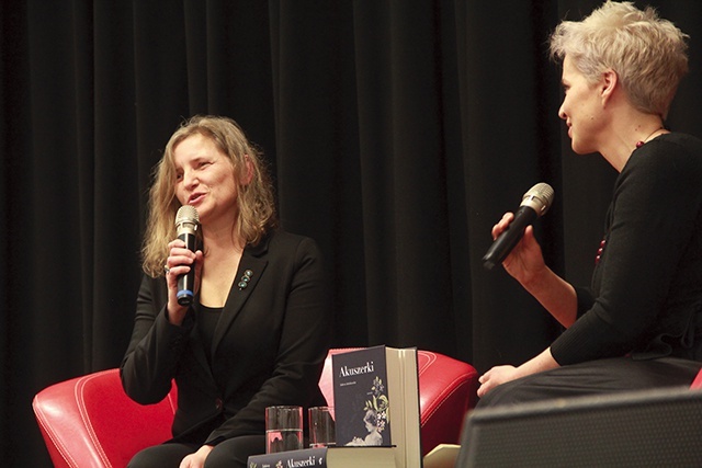 	Spotkanie z autorką (z lewej)  w dniu premiery książki poprowadziła Barbara Sadurska, jej koleżanka  ze szkolnej ławy, także pisarka.