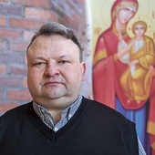 ▲	– Dwa tygodnie temu byłem w Ukrainie. Wyleciałem z myślą, że jest spokojnie, a po paru dniach już spokojnie nie było – mówi kapłan.