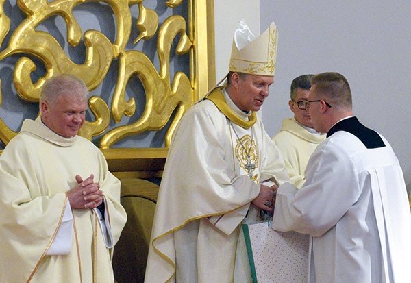 ▲	Radomski biskup pomocniczy przyjmuje życzenia  od al. Bartosza Fijałkowskiego. Z lewej ks. Marek Adamczyk.