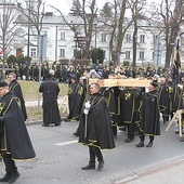 ▲	Droga Krzyżowa, która przeszła ulicami miasta, była wielką manifestacją wiary.