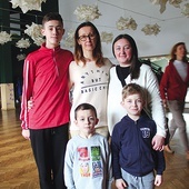 Natalia z Rusłanem oraz Oksana z Tymoteuszem i Aleksandrem na zajęciach w ośrodku kultury.