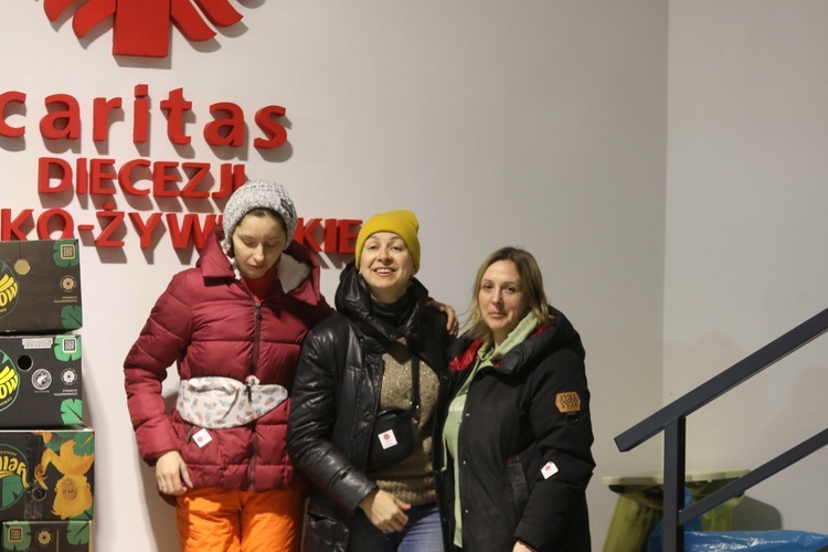 Swietłana, Natalia i Inna razem ze swymi dziećmi zdołały wyjechać z Kijowa. Teraz pomagają w pomocy dla tych, którzy zostali w Ukrainie...
