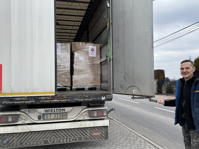 Kolejny tir z paletami zapakowanych darów jest gotów do wyjazdu...