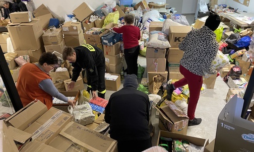 Codziennie trwa wielka praca wolontariuszy przy pakowaniu darów.