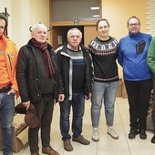 Osoby, które zdecydowały się pomóc na granicy, w centrali organizacji przed wyjazdem z Koszalina.