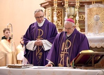 Nowy proboszcz wraz z biskupem przy ołtarzu.