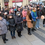 Różaniec przy figurze Matki Bożej Fatimskiej