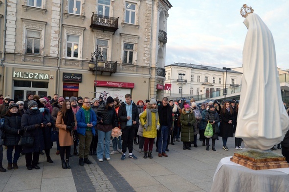 Uczestnicy modlili się przed ustawioną figurą Matki Bożej Fatimskiej.