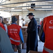 Abp Tadeusz Wojda rozmawiał z wolontariuszami Caritas.