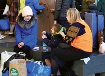 Setki wolontariuszy pomagają uchodźcom uciekającym przed wojną na Ukrainie.