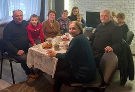 Uchodźców odwiedzili duszpasterze z par. w Szczawie, by rozeznać, jak są ich potrzeby.