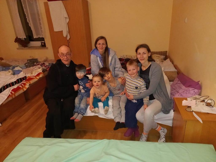 Bp Szlachetka odwiedził uchodźców z Ukrainy
