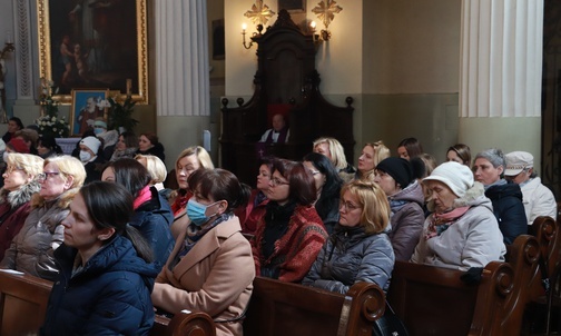 Ponad 150 pań modliło się w intencji kobiet diecezji łowickiej, ale także o pokój na świecie, zwłaszcza w Ukrainie. 