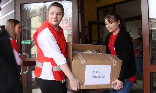 Wolontariusze Szkolnego Koła Caritas z żywieckiego Technikum Budowlano-Drzewnego zaangażowali się w pomoc dla Ukrainy.