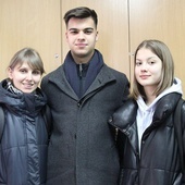 Mama Renata i jej dzieci: Marija i Zenon - już aktywnie angażują się w życie parafii w Leśnej.