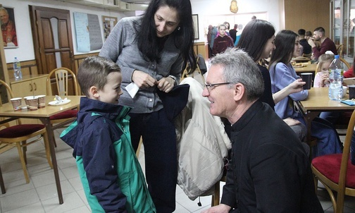 Ks. Piotr Sadkiewicz z małym Lubomirem z Ukrainy podczas parafialnego spotkania.