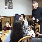 	Ks. proboszcz P. Sadkiewicz z ukraińskimi rodzinami.