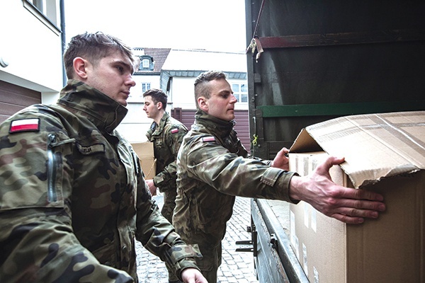 ▲	Wojskowa Akademia Techniczna przekazała na pomoc uciekinierom dwie tony darów.