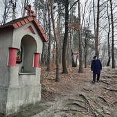 ◄	Ksiądz Jan Grzegorzek  na zboczu Grzybówki. 