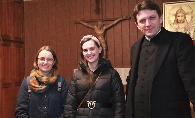	Justyna Wieciech, Magdalena Kleczyńska i ks. Piotr Cebula  po nabożeństwie 7 marca.