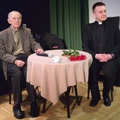 Autorzy od lewej: Wojciech Stan  i ks. Michał Krawczyk. 