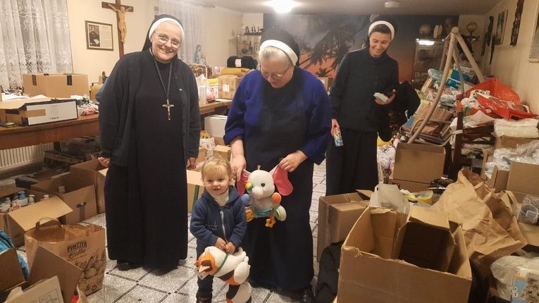 Ponad tysiąc domów sióstr zakonnych w Polsce i na Ukrainie pomaga uchodźcom