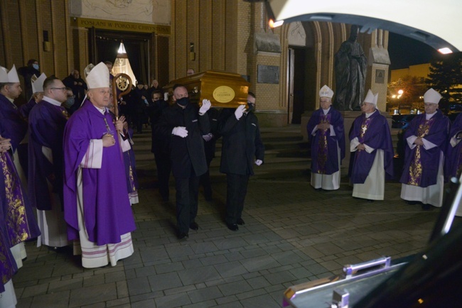 Początek uroczystości pogrzebowych śp. bp. Adama Odzimka