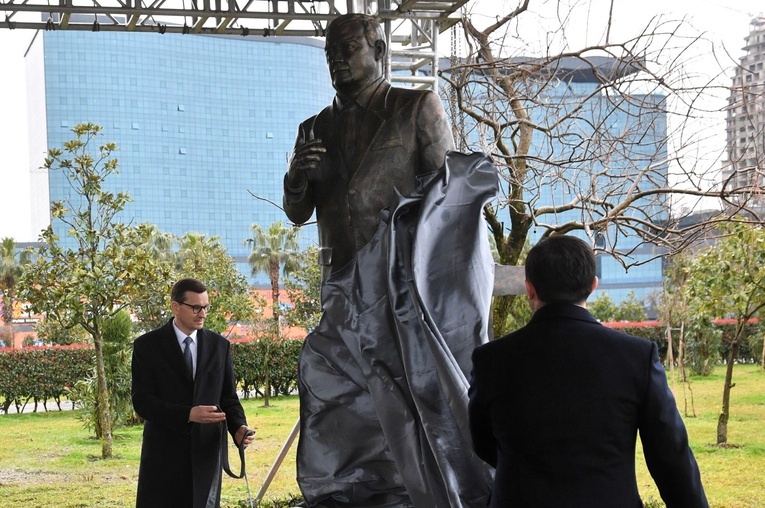 W Batumi odsłonięto pomnik prezydenta Lecha Kaczyńskiego