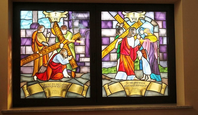 Stacje drogi krzyżowej w kaplicy na Zasolu Bielanskim obrazują witraże w oknach.
