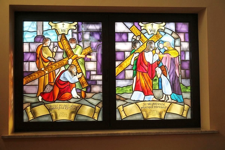 Stacje drogi krzyżowej w kaplicy na Zasolu Bielanskim obrazują witraże w oknach.