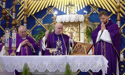 Razem z biskupem Piotrem Gregerem Mszę św. przed erygowaniem drogi krzyżowej sprawowali ks. proboszcz Andrzej Zając i ks. wikary Paweł Faruga.