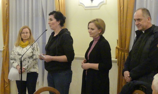 Od lewej: Anita Szymańska, Renata Zuber, Nelia Dudek i ks. Piotr Konieczny, ze sztabu wsparcia Ukraińców w Hałcnowie.