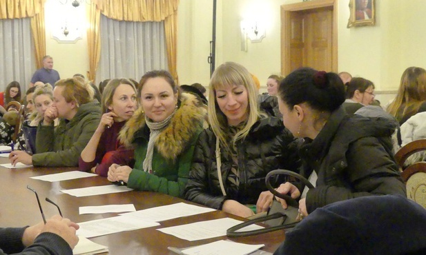 Ukraińscy goście podczas pierwszego środowego spotkania w domu parafialnym w Hałcnowie.