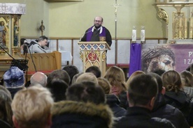 O. Ksawery Knotz w wilkowickim kościele podczas pierwszej konferencji dla małżeństw.