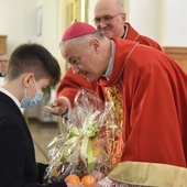 Bierzmowani nieśli w darze ołtarza m.in. winogrona.