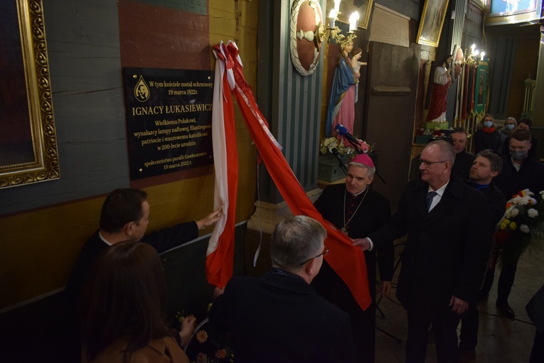 Wspólne odsłonięcie pamiątkowej tablicy.