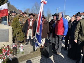 Kwiaty złożono pod obeliskiem żołnierzy NSZ w Milówce.