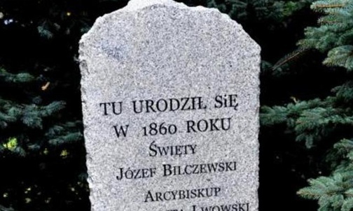 Kamienna płyta upamiętnia w Wilamowicach miejsce, w którym stał dom rodzinny świętego.