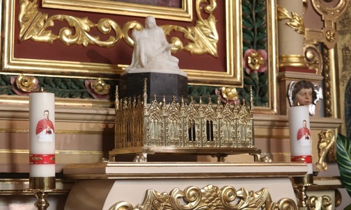 Relikwiarz w wilamowickiej kaplicy świętego.