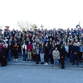 ▲	Grupowe zdjęcie  przy pomniku  św. Jana Pawła II.