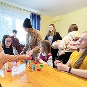 Młodzież organizuje zajęcia dla maluchów.